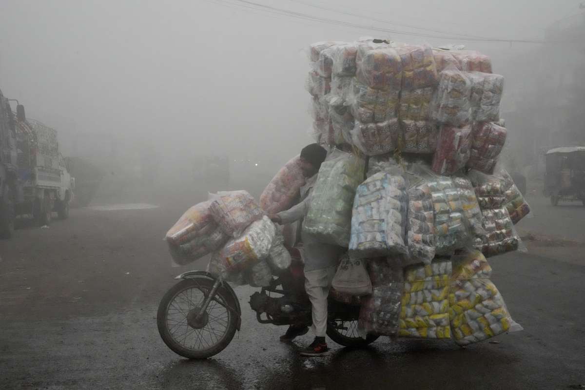 Layer of smog engulfs Delhi-NCR as AQI continues to be in 'Very Poor' category in several areas