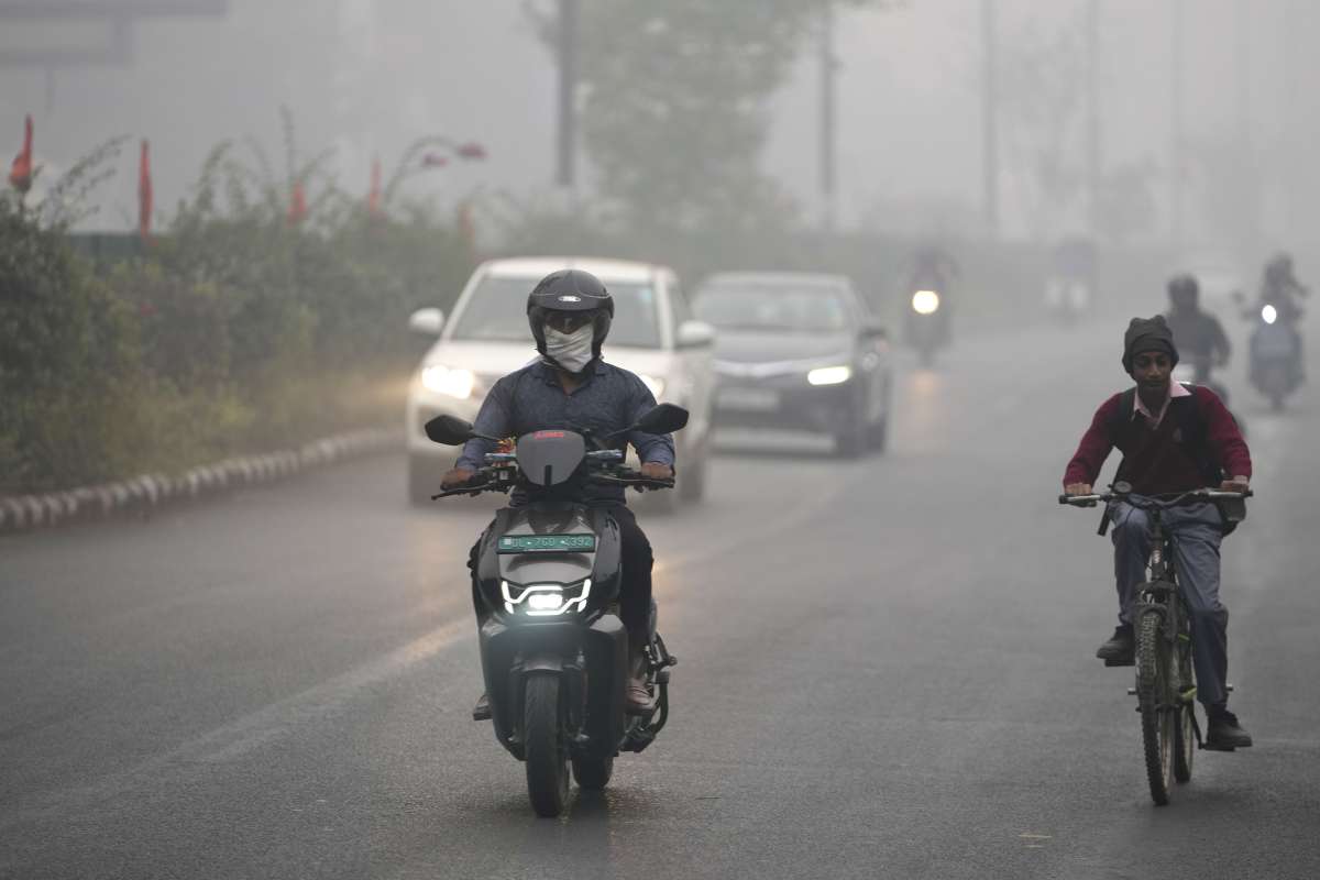 Delhi air pollution: 79 flights delayed, 13 trains running late as thick smog chokes city, AQI hits 526