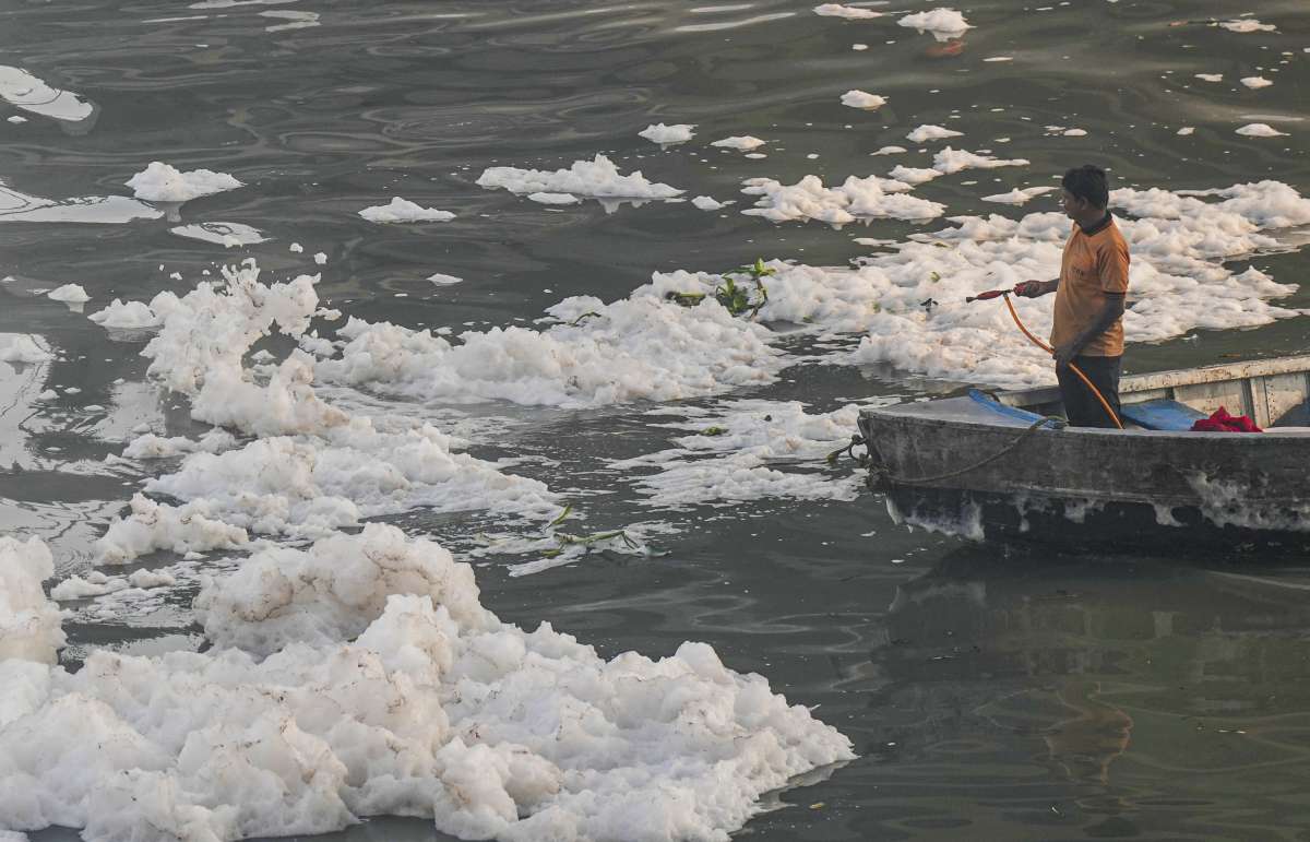 Delhi-NCR air quality continues to be in 'Very Poor' category, toxic foam seen floating on surface of Yamuna