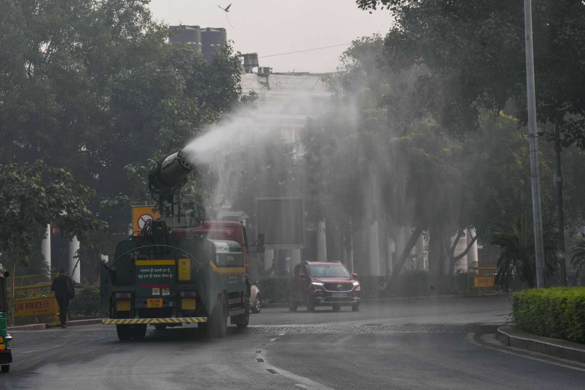 Delhi air pollution: 22 trains delayed, 8 flights diverted as smog shrouds city reducing visibility