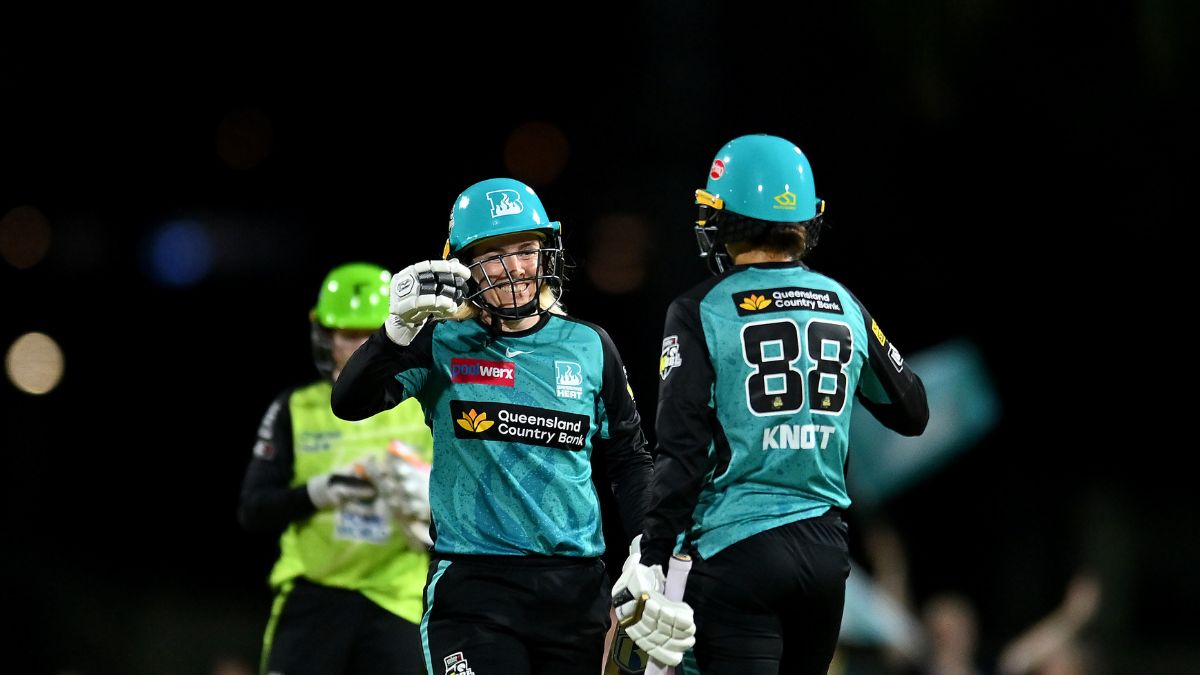 Brisbane's heat scorches Sydney as Phoebe Litchfield's side makes thunderous exit from WBBL 10