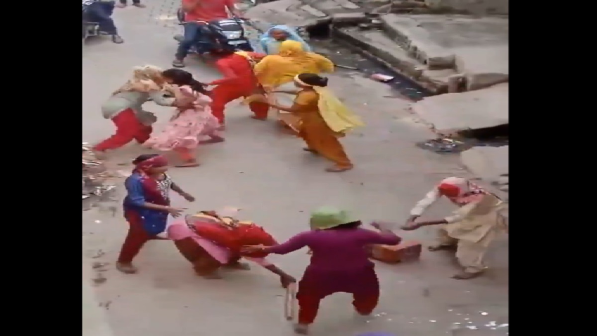 Battle of Baghpat 2.0: Dramatic street fight between two groups of women | VIDEO