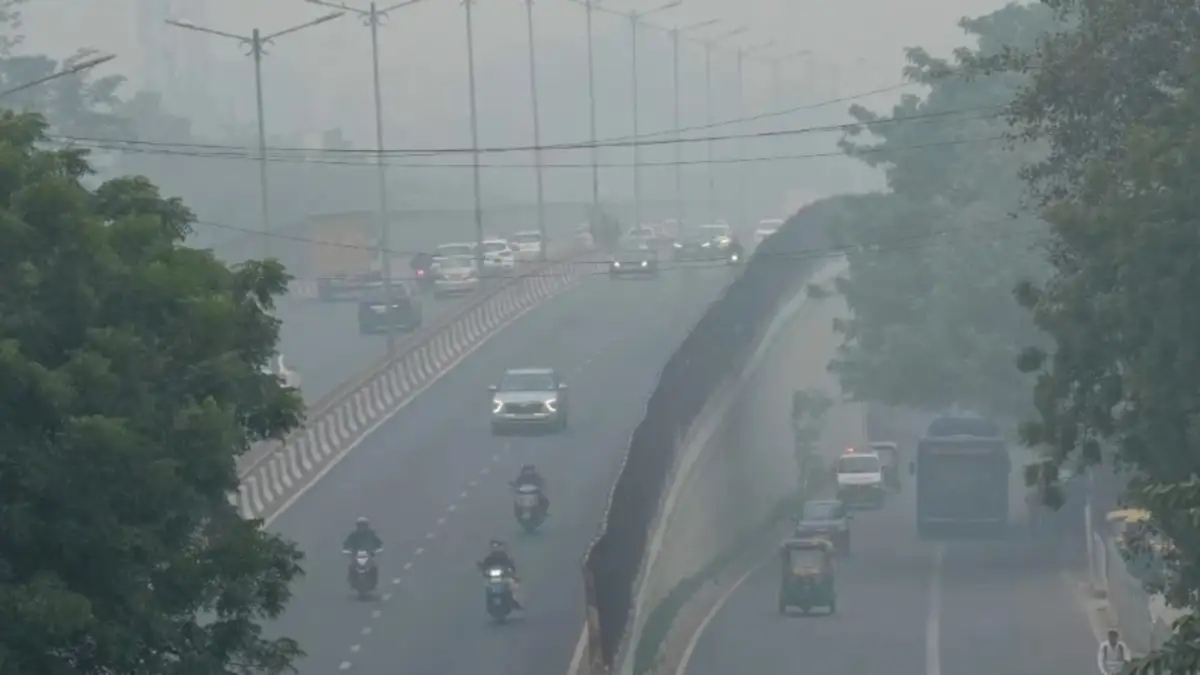 Smog shrouds Delhi as air quality remains in 'very poor' category'; schools shift to hybrid mode