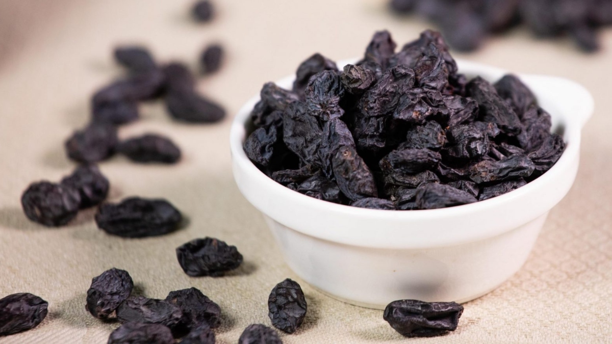 Black Raisins are very beneficial for people suffering from THESE problems, know right time and way to consume