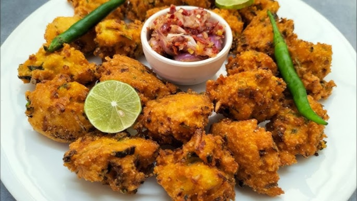 Love eating Pakoras in winter? Try crispy, moong dal pakoras with mint chutney for breakfast, know easy recipe