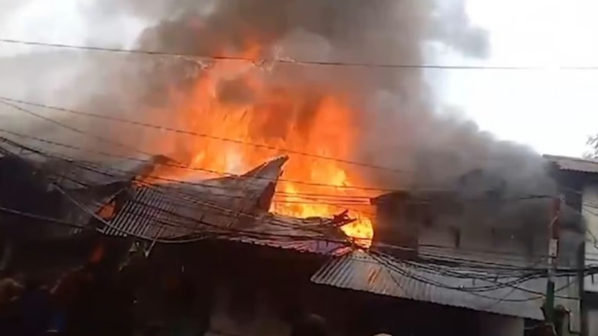 Massive fire breaks out in Kolkata's Ultadanga area, 10 houses gutted