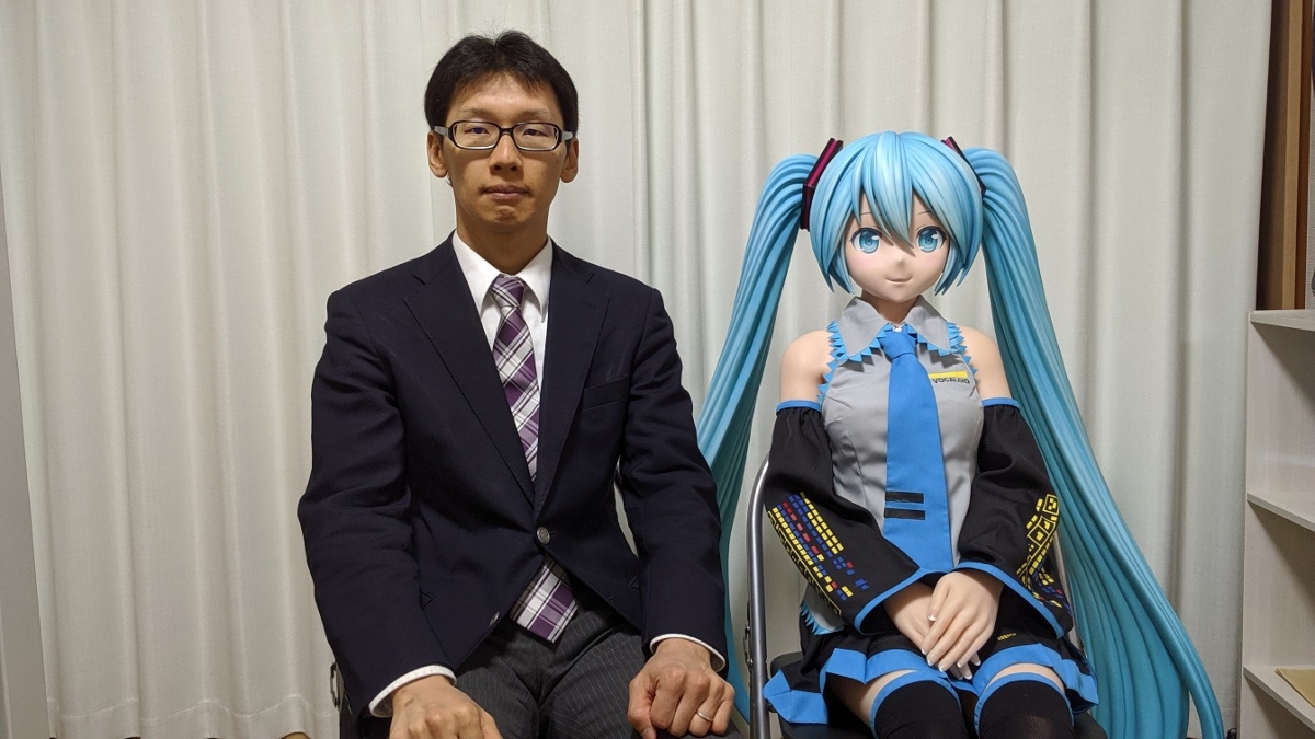 Japanese man celebrates 6 years of marriage with virtual wife Hatsune Miku