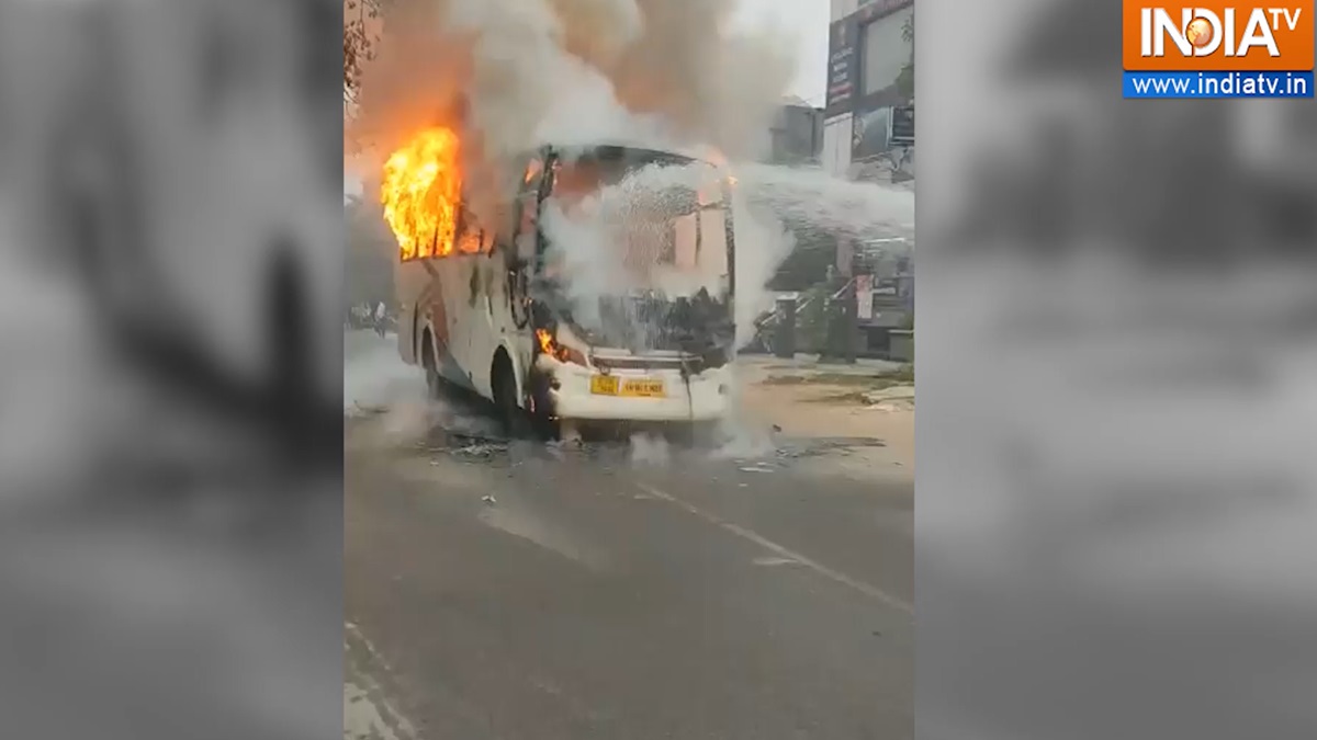 Ghaziabad: School bus carrying 15 children catches fire | WATCH VIDEO