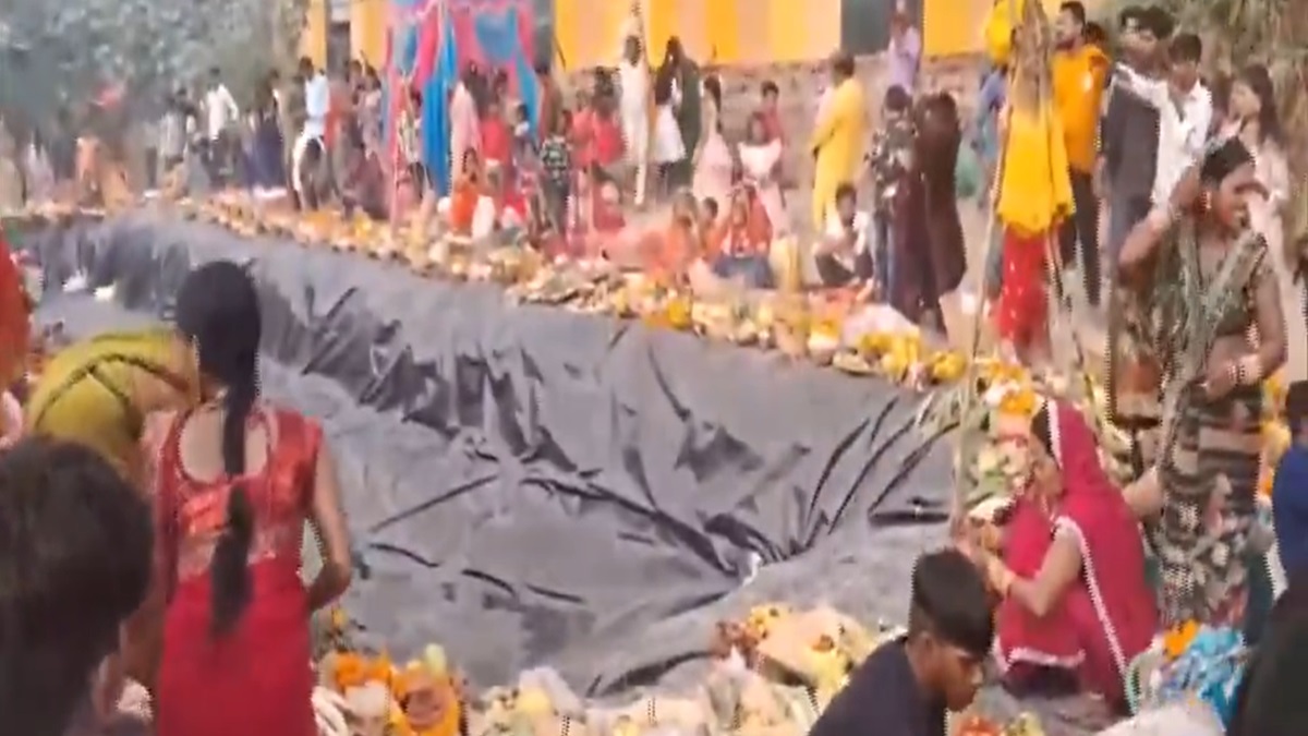 Chhath Puja celebrations: No water in ghat made by govt in Delhi's Geeta Colony | WATCH devotees' reactions