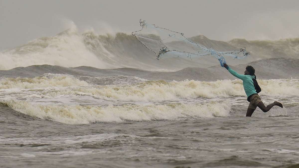 Cyclone Fengal LIVE: Chennai Airport temporarily shut operations till 7 pm today as strong winds intensifies