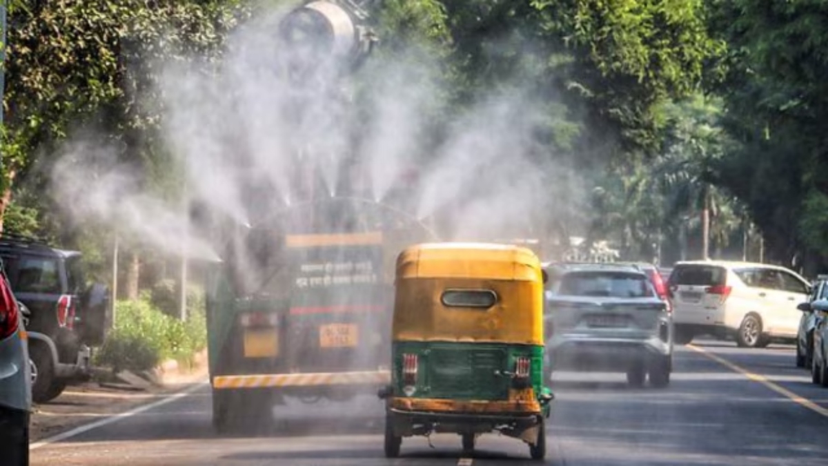 Delhi Air Pollution: A Grim Visp of Smog Engulfs City, AQI Exceeds 400