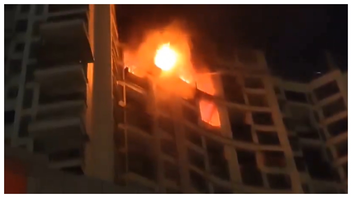 Massive fire breaks out on 16th floor of high-rise building in Kalyan, rescue operation on | VIDEO