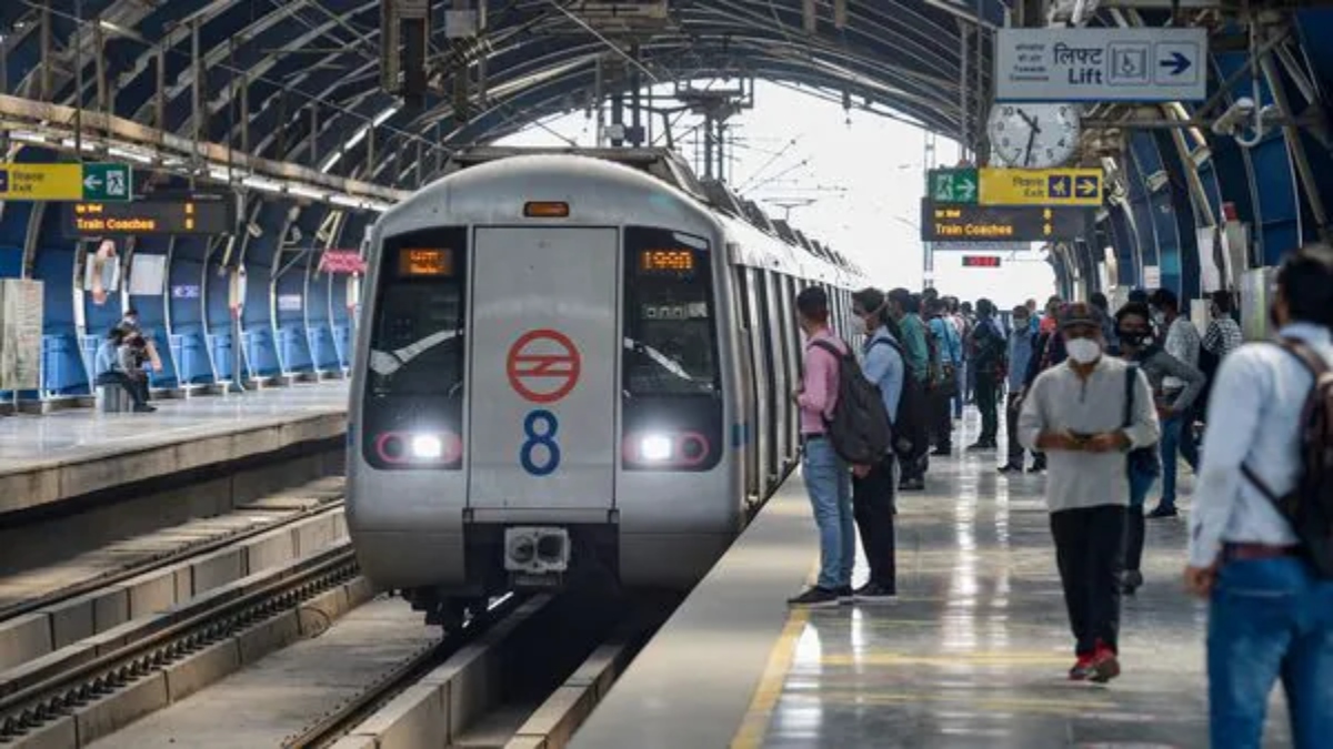 Delhi: 23-year-old man jumps to death from Mayur Vihar-1 Metro Station