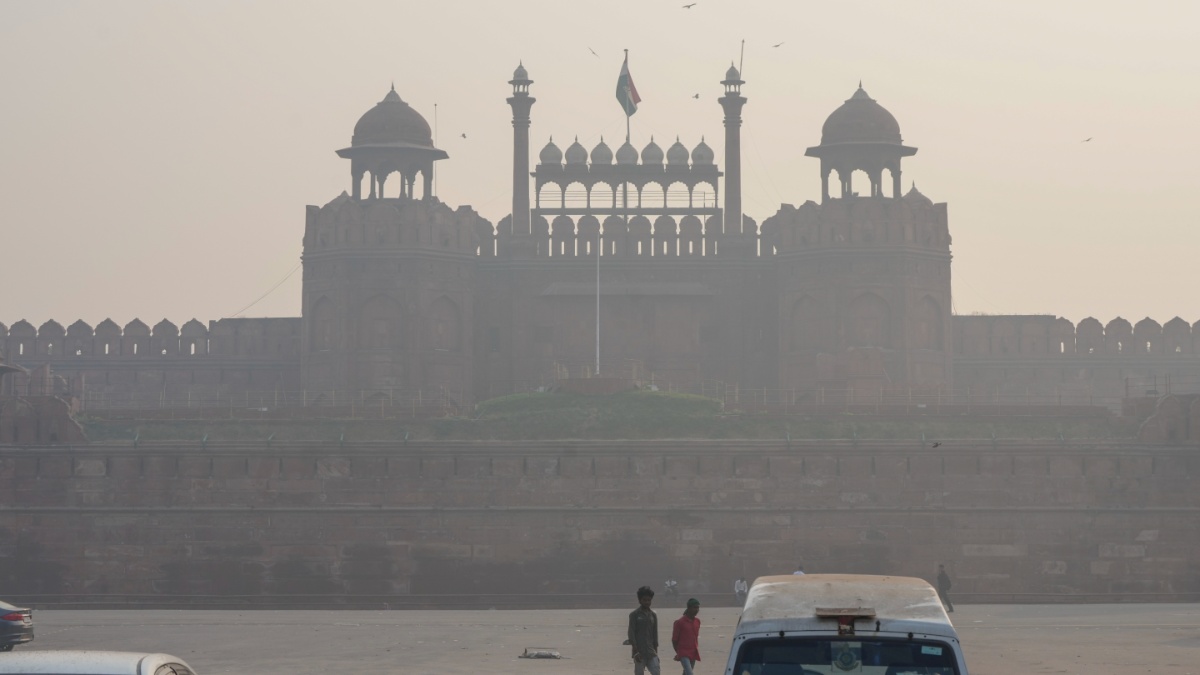 Delhi Air Quality Soars to 900 Amid Diwali Ban, Health Crisis Looms