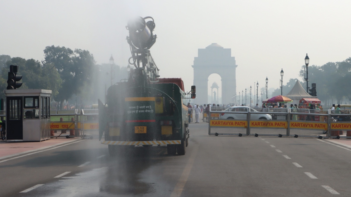 Delhi Air Quality Crisis: AQI Soars to 370, with Strict Measures Still Falling Short