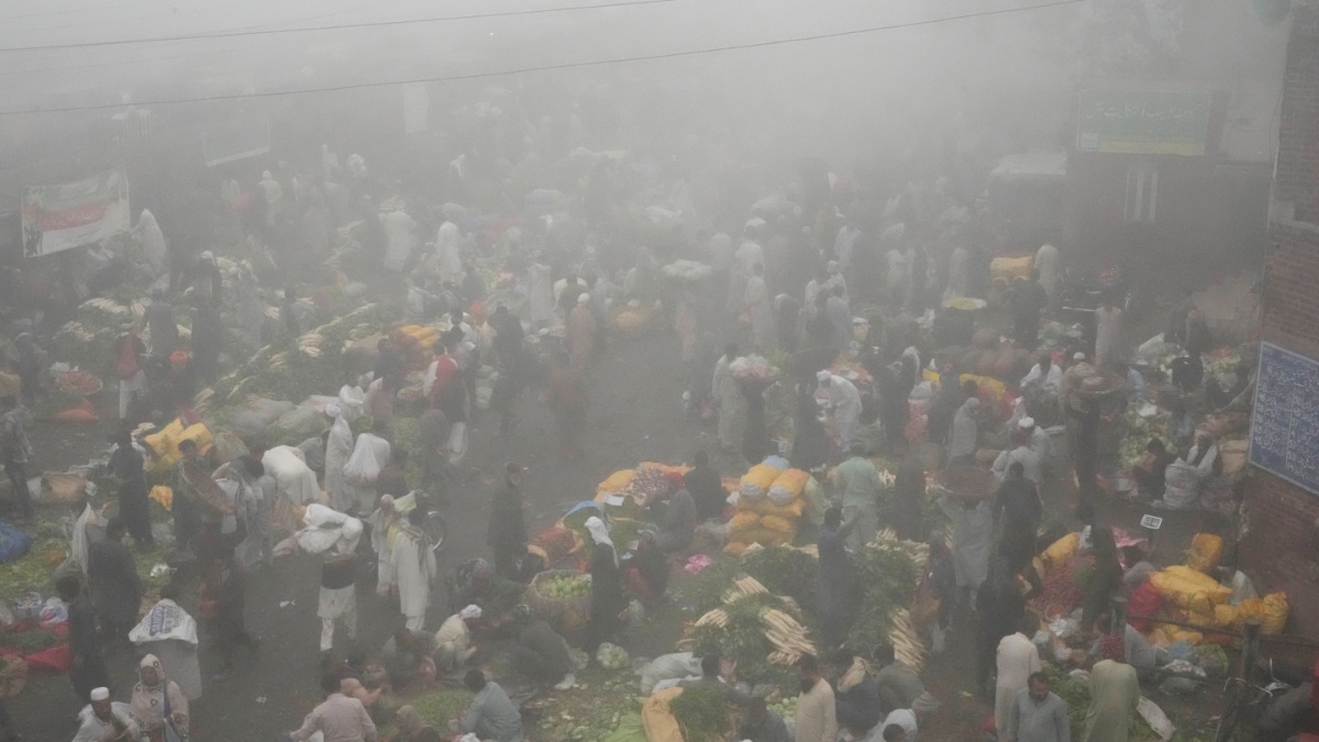 Lahore’s air quality worsens, surpasses Delhi, NASA photos reveal smog as respiratory cases soar to 15,000