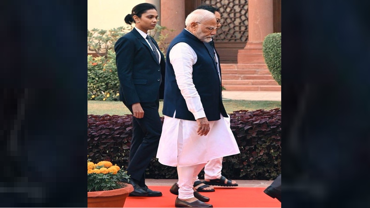 Picture of woman SPG commando walking behind PM Modi goes viral | What's the reality behind photo?