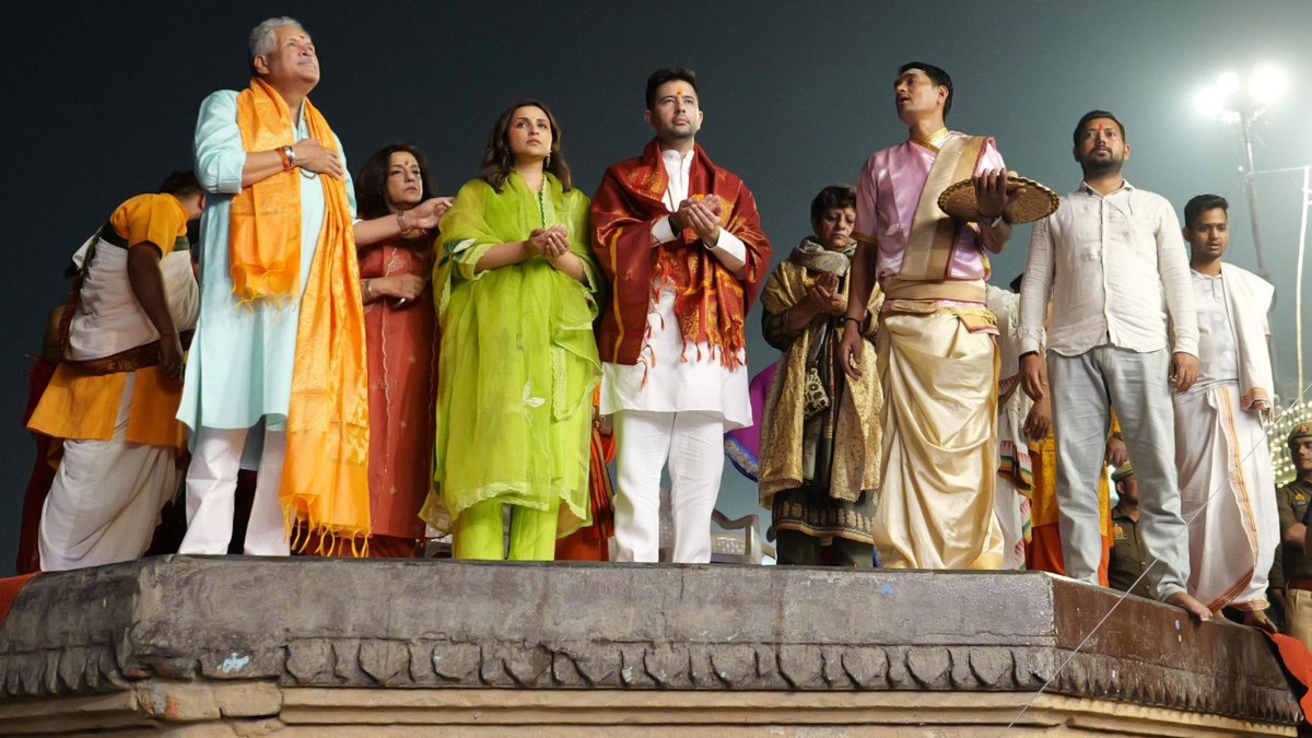 Parineeti Chopra, Raghav Chadha soak into spiritual vibe, perform Ganga aarti in Varanasi | WATCH