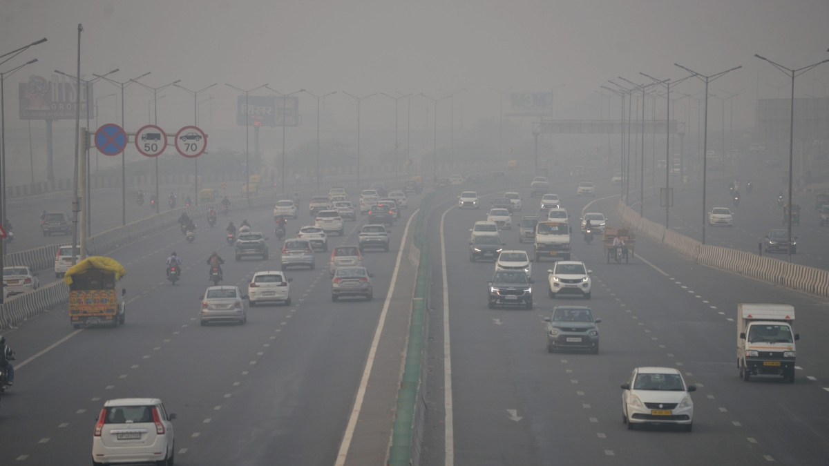 Delhi continues to choke as air quality remains 'very poor', doctor suggests closing schools for children