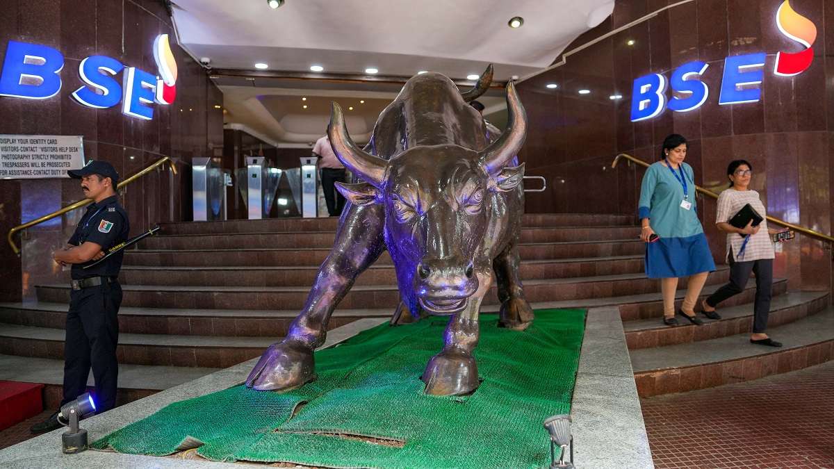 Sensex, Nifty continues downward trend, selling continues despite Donald Trump's victory in US