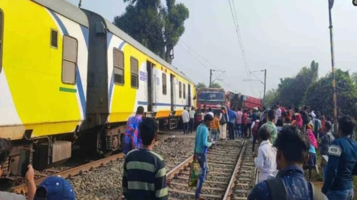 Jharkhand: Coach of Jhajha-Bardhaman passenger train derails after being hit by truck | VIDEO