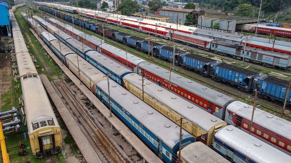 West Bengal: Three coaches of Secunderabad-Shalimar Express derail in Nalpur | VIDEO