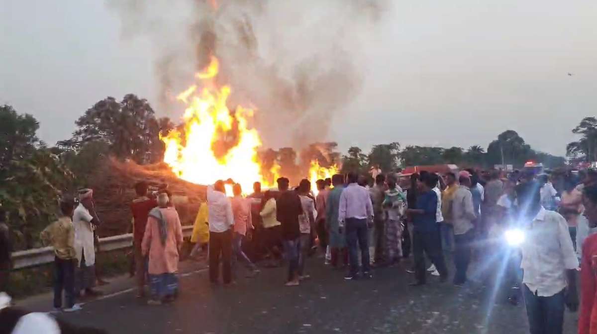 Fire engulfs near Chhath Ghat in Bihar's Katihar, creates panic among devotees | VIDEO