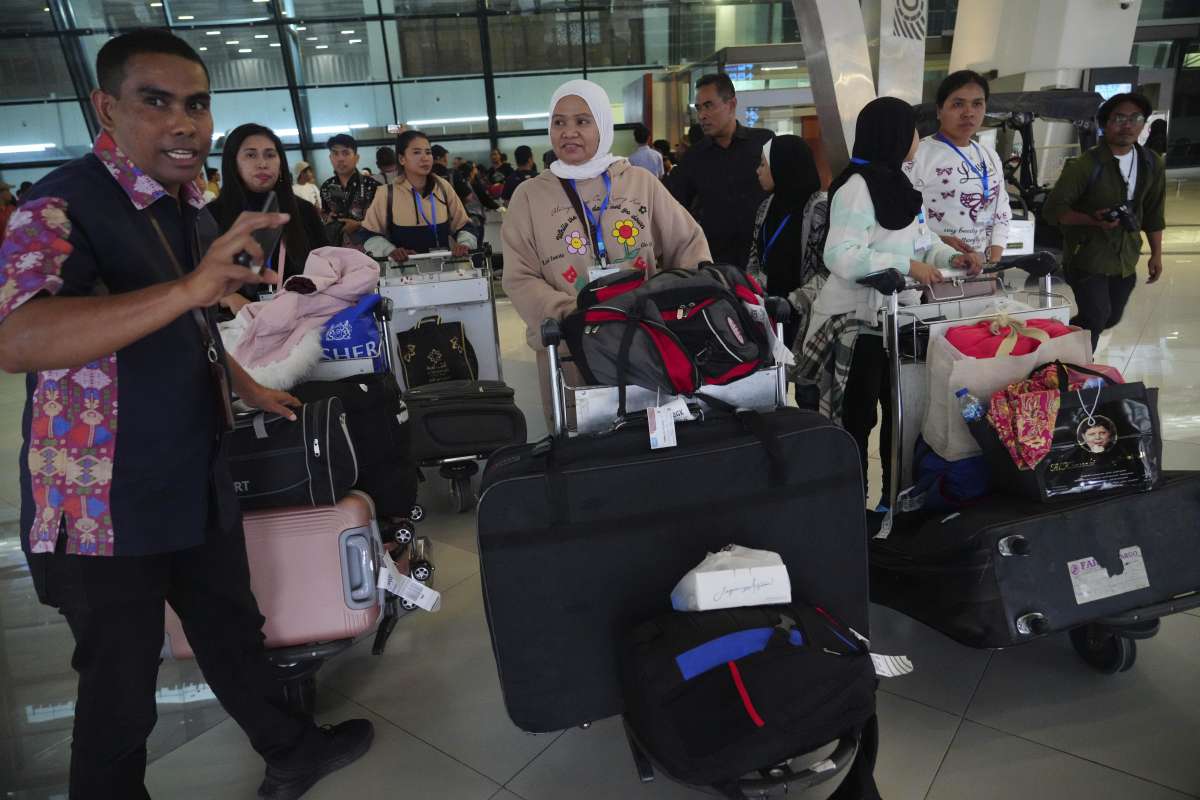 IndiGo flights delayed by over 26 hours at Istanbul Airport, 400 passengers complaint of mismanagement | VIDEO