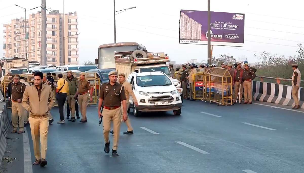 Massive traffic snarl at Ghazipur border on Delhi-Meerut Expressway ahead of Rahul Gandhi's Sambhal visit