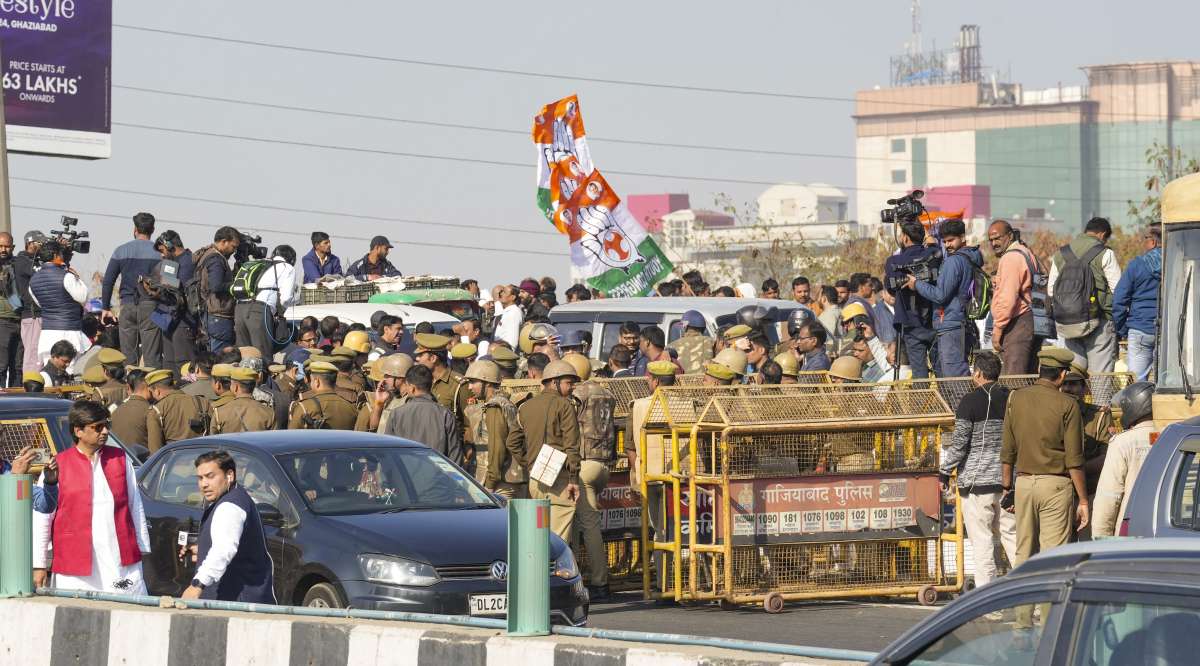 Scuffle breaks out between Congress workers, commuters at Ghazipur border over traffic jam | VIDEO