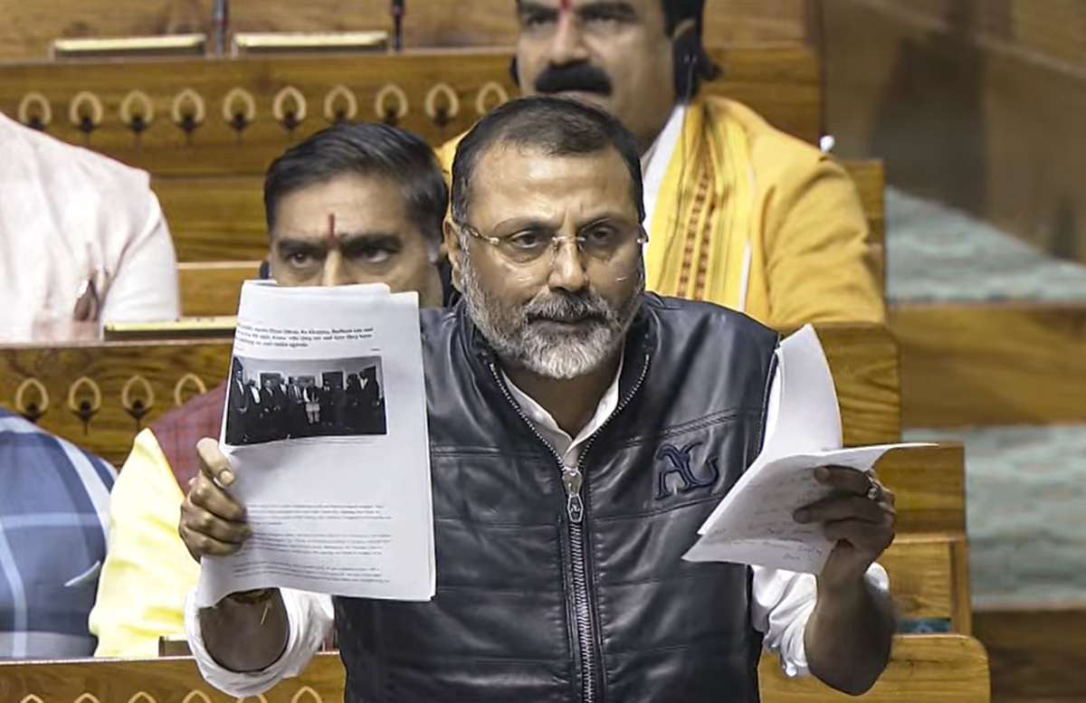 The Gandhian style! NSUI workers outside Nishikant Dubey's residence, BJP MP offers them sweets | VIDEO