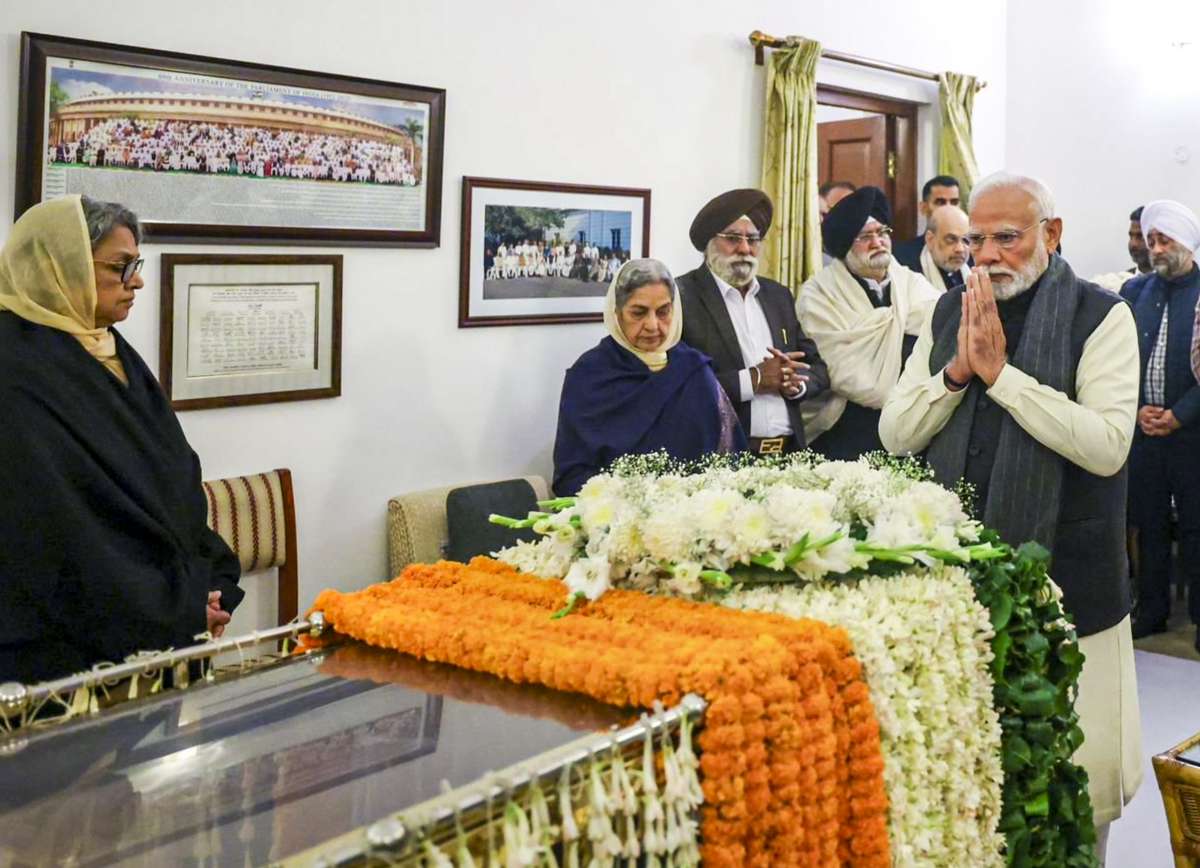 PM Modi pays last respect to former PM Manmohan Singh at his residence | Watch VIDEO