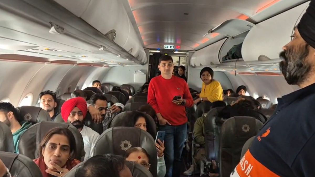 Air India flight enroute Delhi stuck at Mumbai runway for over three hours, passengers left hungry | VIDEO