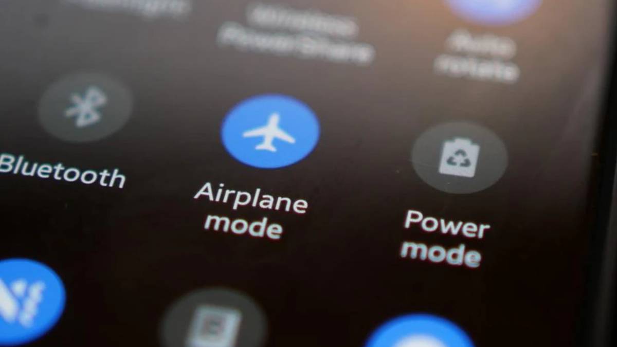 Why Flight Mode is essential during flight? Know the real reason behind it