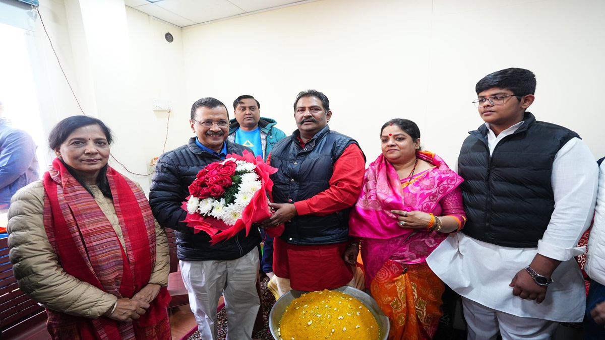 Arvind Kejriwal visits Hanuman Temple in Delhi's ISBT, begins registration for 'Pujari-Granthi Samman Yojana'