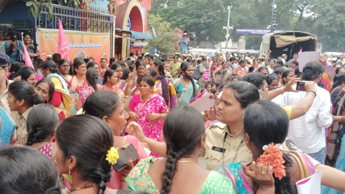 Case against ASHA worker for 'slapping' police officer during protest in Hyderabad