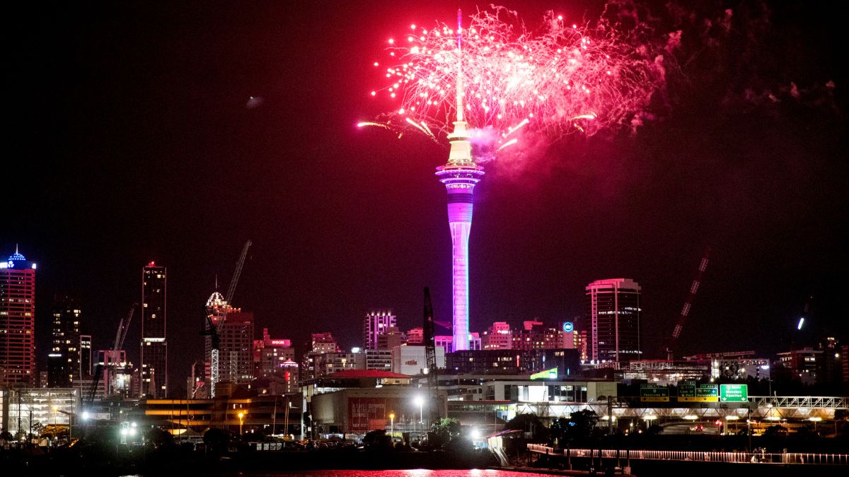 New Zealand, Australia ring in New Year with spectacular light show and fireworks in Auckland, Sydney | VIDEO