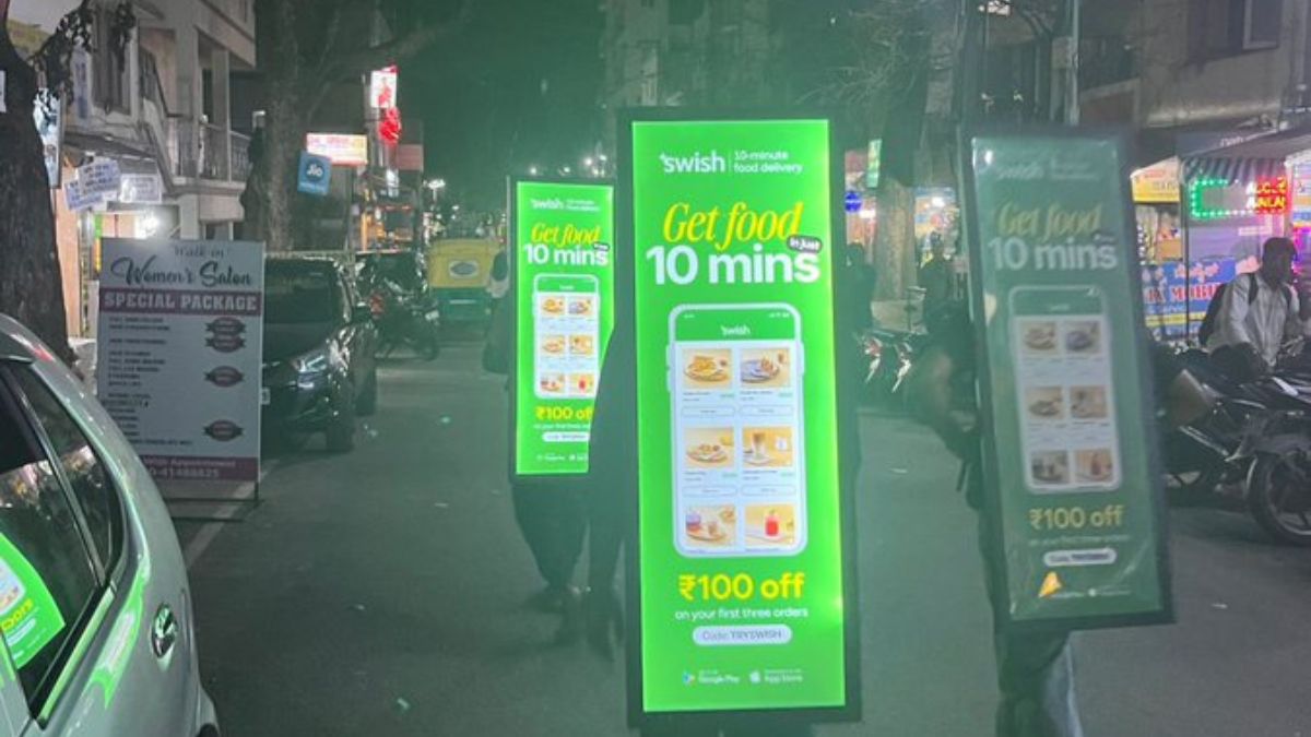 Men walking with advertisement board of food delivery app in Bengaluru goes viral, netizens react