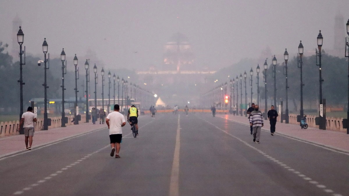 Delhi wakes up to foggy morning with very poor air quality, light rain likely | Check IMD's prediction