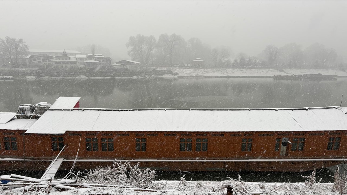 Jammu and Kashmir: Srinagar gets season's first snowfall | Watch video