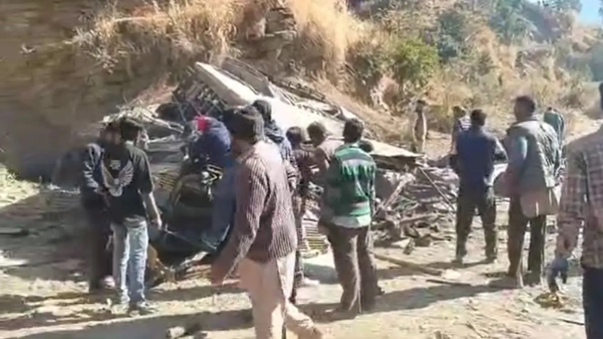 Himachal Pradesh: Private bus falls into gorge in Kullu, driver killed