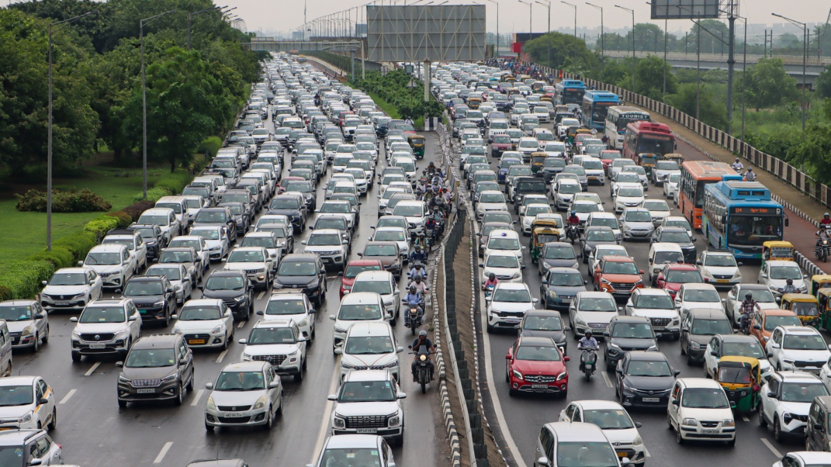 Delhi traffic advisory: Major disruptions at Kalindi Kunj junction due to Delhi-Mumbai Expressway construction