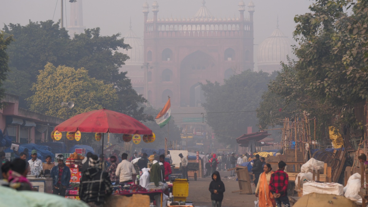 Delhi weather update: Chilly morning greets national capital amid ‘hazardous’ air quality levels