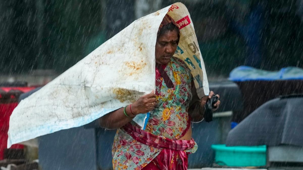 Delhi weather update: Light rain, fog blanket national capital; IMD predicts more showers