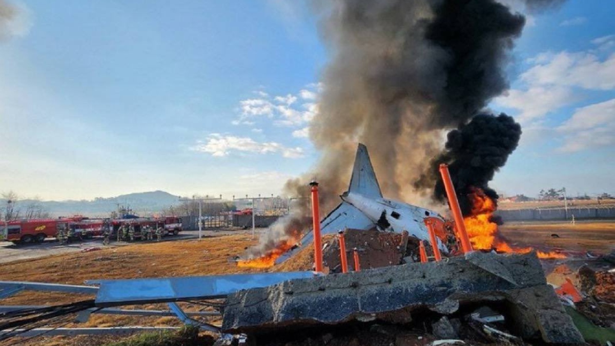 Plane crash in South Korea Jeju Air Flight turns into a fireball