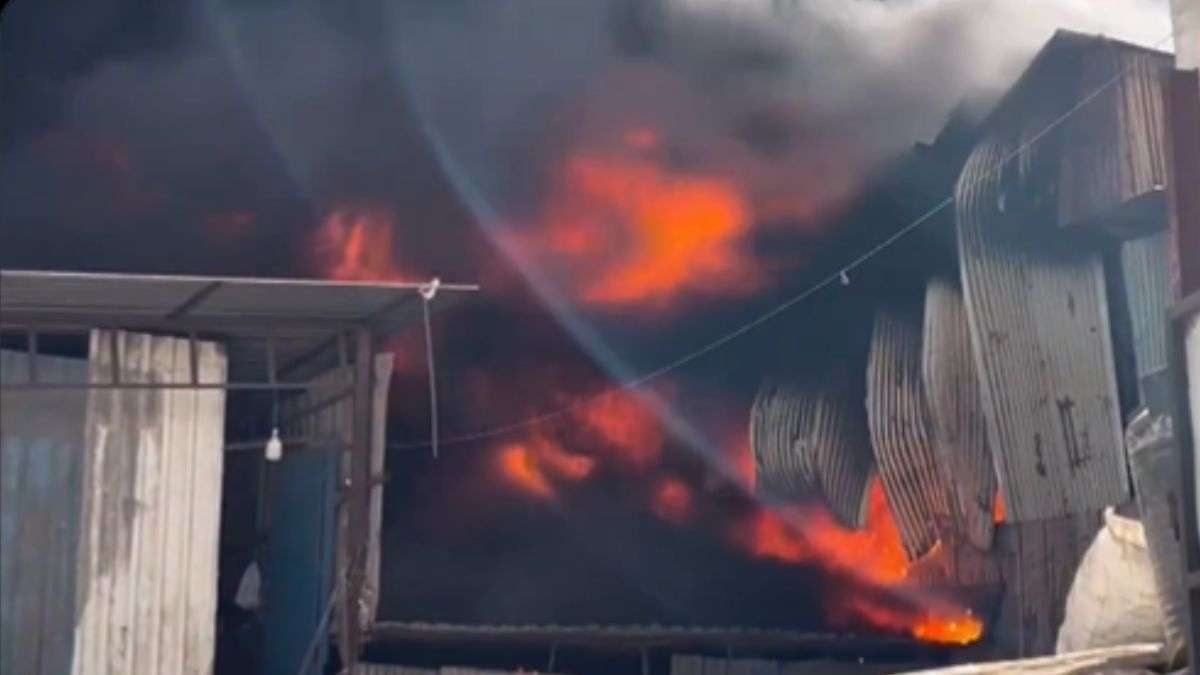 Massive fire breaks out at scrap godown in Pune's Kundalwadi area | VIDEO