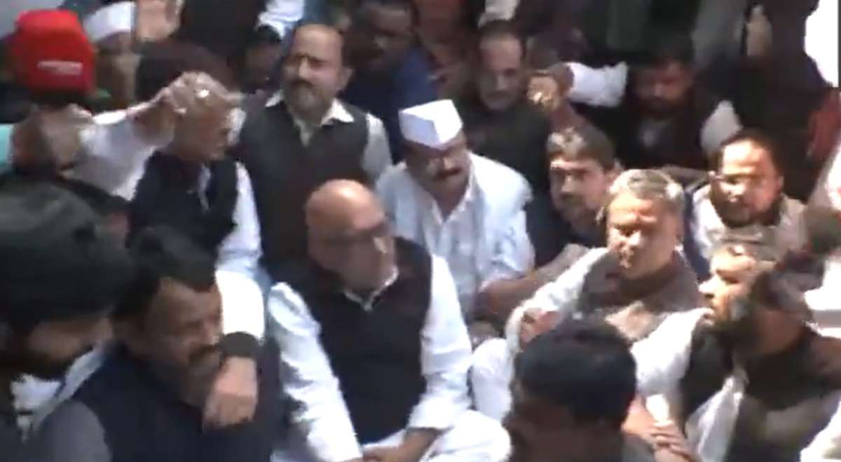 Scuffle breaks out between police, Congress leaders in Lucknow during visit to Sambhal | VIDEO