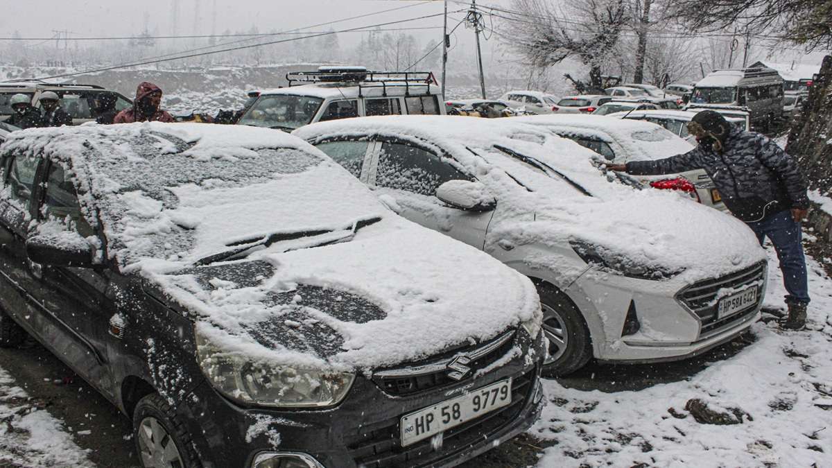 Himachal weather updates: Heavy snowfall leads to closure of over 200 roads as severe cold wave intensifies