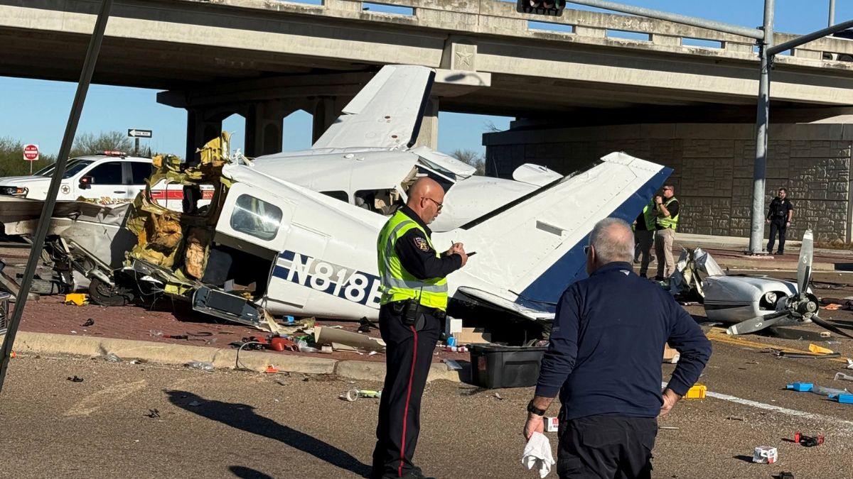 Texas: Propeller plane crashes onto highway and split in two, several injured | VIDEO