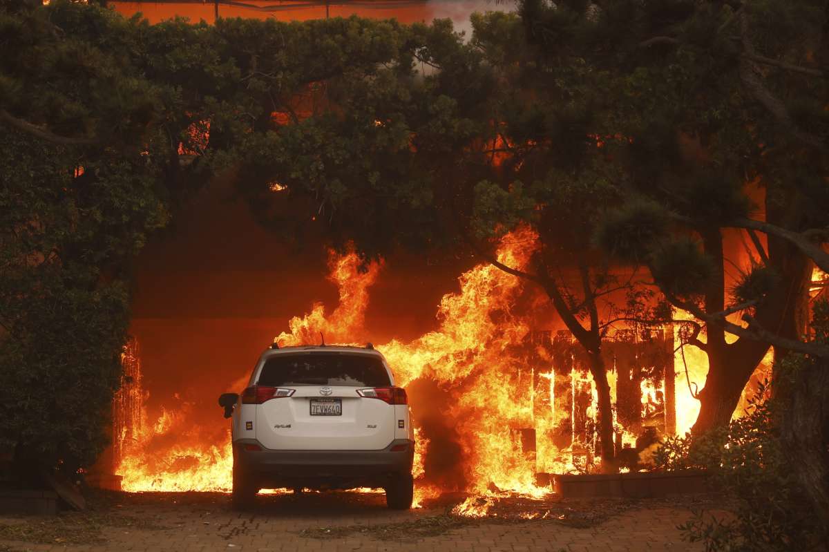 Los Angeles wildfires: Nearly 2 lakh residents under evacuation, Hollywood Hills under threat